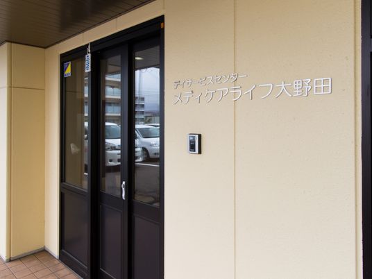 エントランスの壁とドア