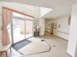 エントランスと廊下の明るい空間