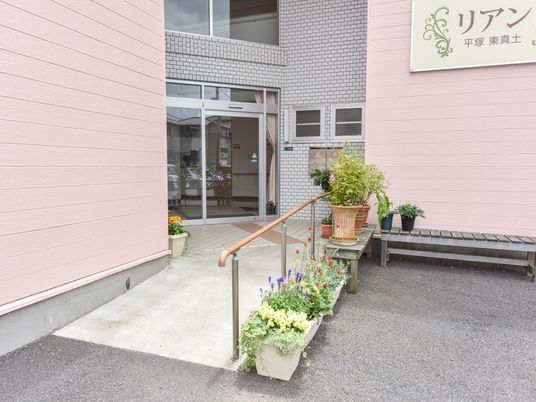エントランスの明るい景観