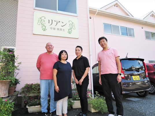 スタッフが立つ建物前