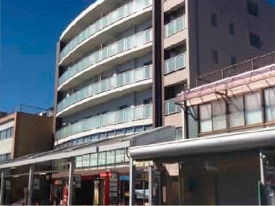 明るい外観の建物