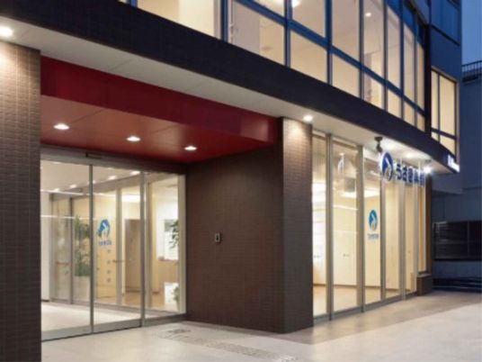 モダンな建物のエントランス