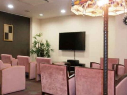 ピンクのチェアが並ぶラウンジ