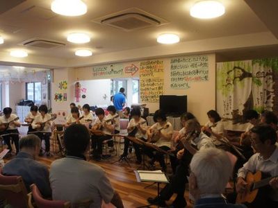 ギターを弾く集いの様子