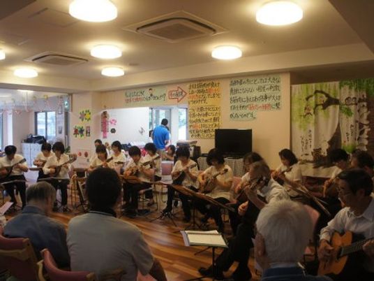 ギターを弾く集いの様子