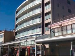 都会的な外観の建物