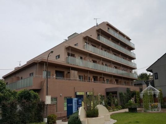 多階層建物と庭園