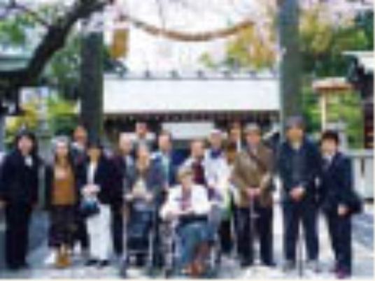 集合する人々と中庭