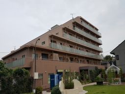 多階層の建物と庭園