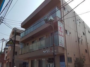 現代的な外観の建物