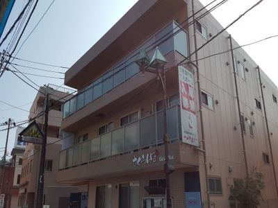 現代的な外観の建物