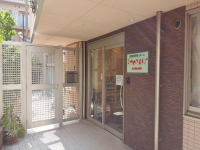 エントランスの明るい風景