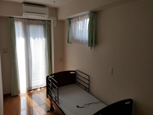 明るい居室の一角