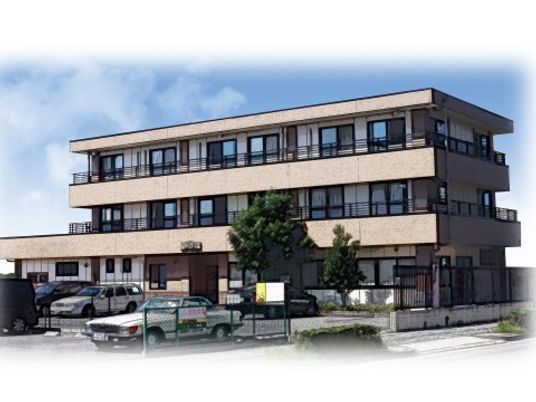 施設の外観の明るい日差し