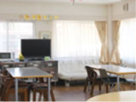 明るい共用リビングスペース