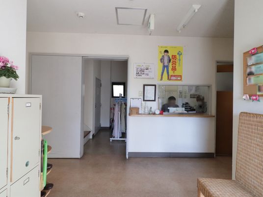 明るい受付の風景