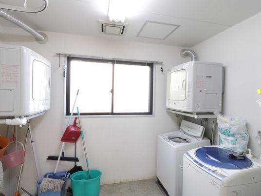洗濯機と掃除用具のある部屋