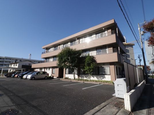 明るい日差しの建物外観