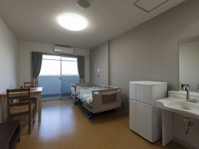 居室の広々した空間 居室 明るい採光が心地よい居室です。生活に必要な家具が整っており、快適な環境を提供しています。