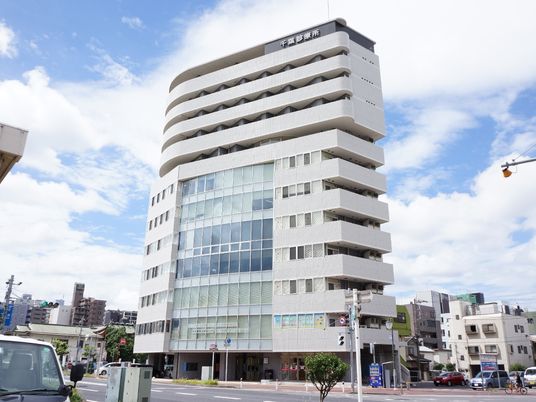 モダンな建物の外観
