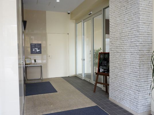 玄関エリアと掲示物