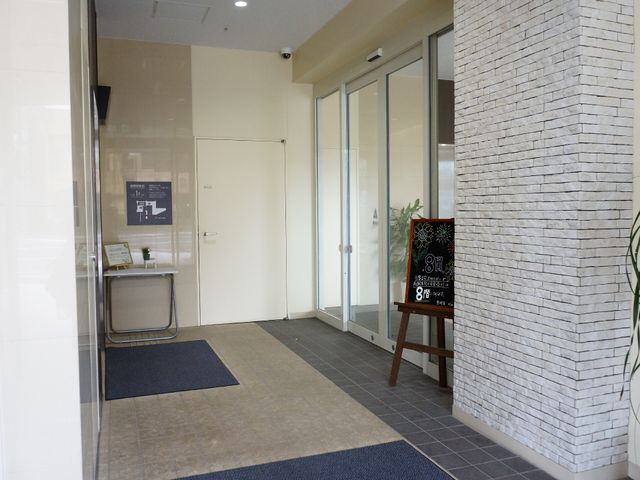 玄関エリアと掲示物 玄関 清潔感のあるエントランスで、心地よい出迎えをしています。