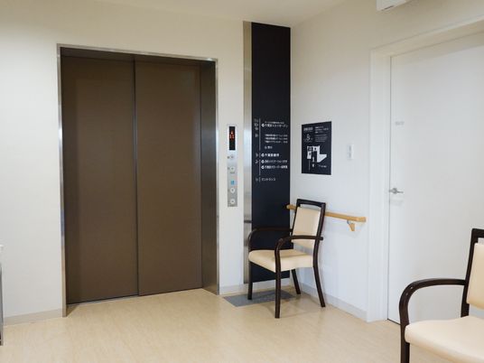 エレベーターと掲示物のある廊下