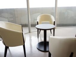テーブルと椅子のある部屋