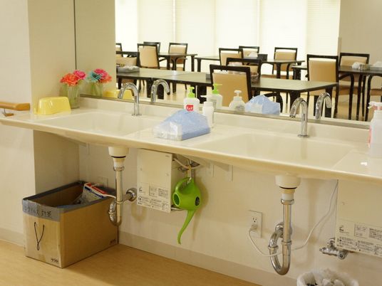 清潔な食堂の洗面台
