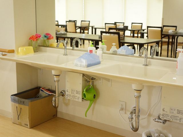 清潔な食堂の洗面台 食堂 明るく開放的な食堂で、清潔感ある設備が整っています。