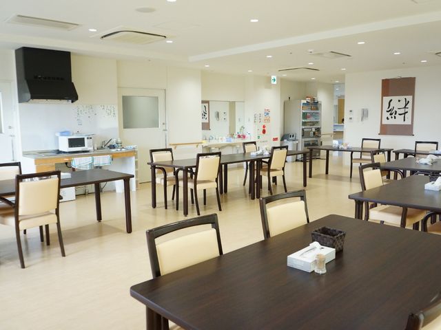 清潔感のある食堂空間 食堂 開放感ある明るい食堂で、日々の食事が一層楽しくなります。