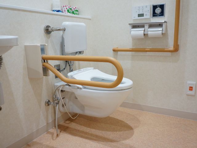 バリアフリーなトイレ設備 トイレ 安全かつ便利に使える配慮がされたトイレです。サポートしやすい環境が整っています。