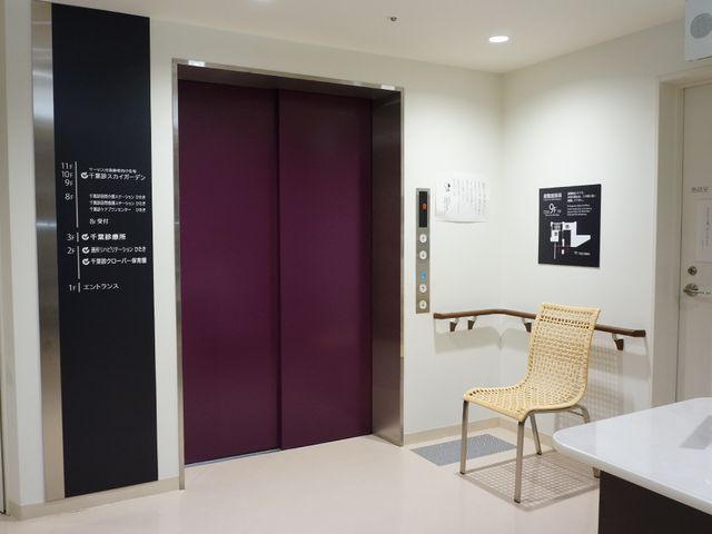 清潔感のあるエレベーターホール エレベーター 待合スペースには椅子が用意され、分かりやすい案内板も完備されています。