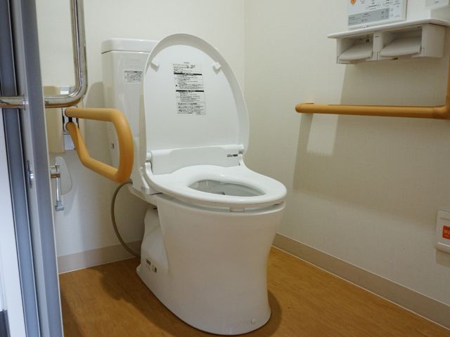 バリアフリートイレ設備 トイレ 安全を考えた手すり付きトイレです。快適で清潔な使用感を大切にしています。