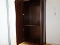 茶色の開いたクローゼット