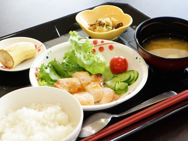 バランスの良い食事膳 食事 栄養満点のお食事と温かい味噌汁が並び、健康を考えた日々のメニューです。