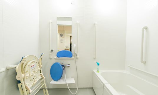 手すり完備の清潔な浴室