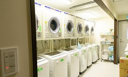 洗濯機が並ぶ潔白な空間