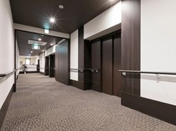 清潔感のあるモダン廊下