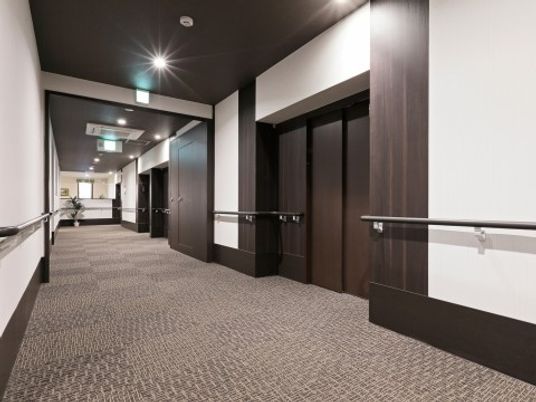 清潔感のある廊下の一角