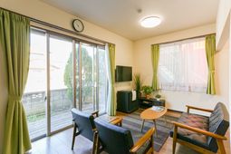 明るい居室の風景