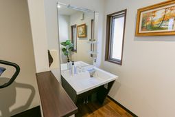 清潔な洗面台と鏡