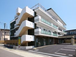 多階層の建物の外観