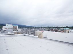 広々とした屋上の風景