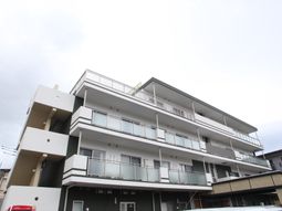 白い建物の外観全体