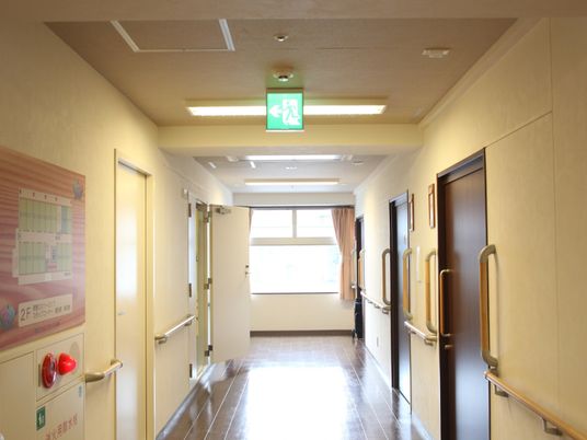 明るく広々とした廊下