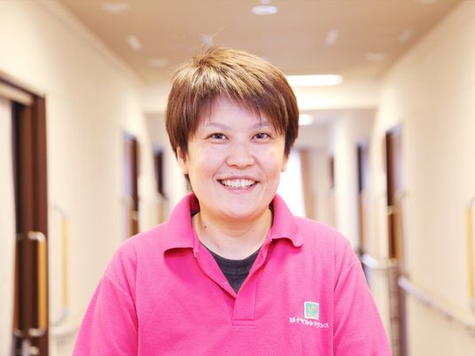 スタッフの笑顔廊下で