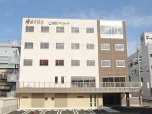 明るい外観の建物