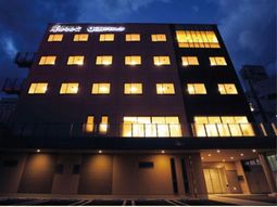 夜景照らす建物外観