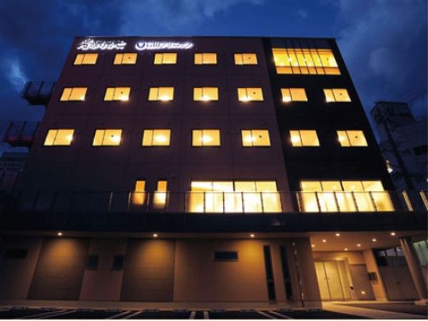 夜景照らす建物外観